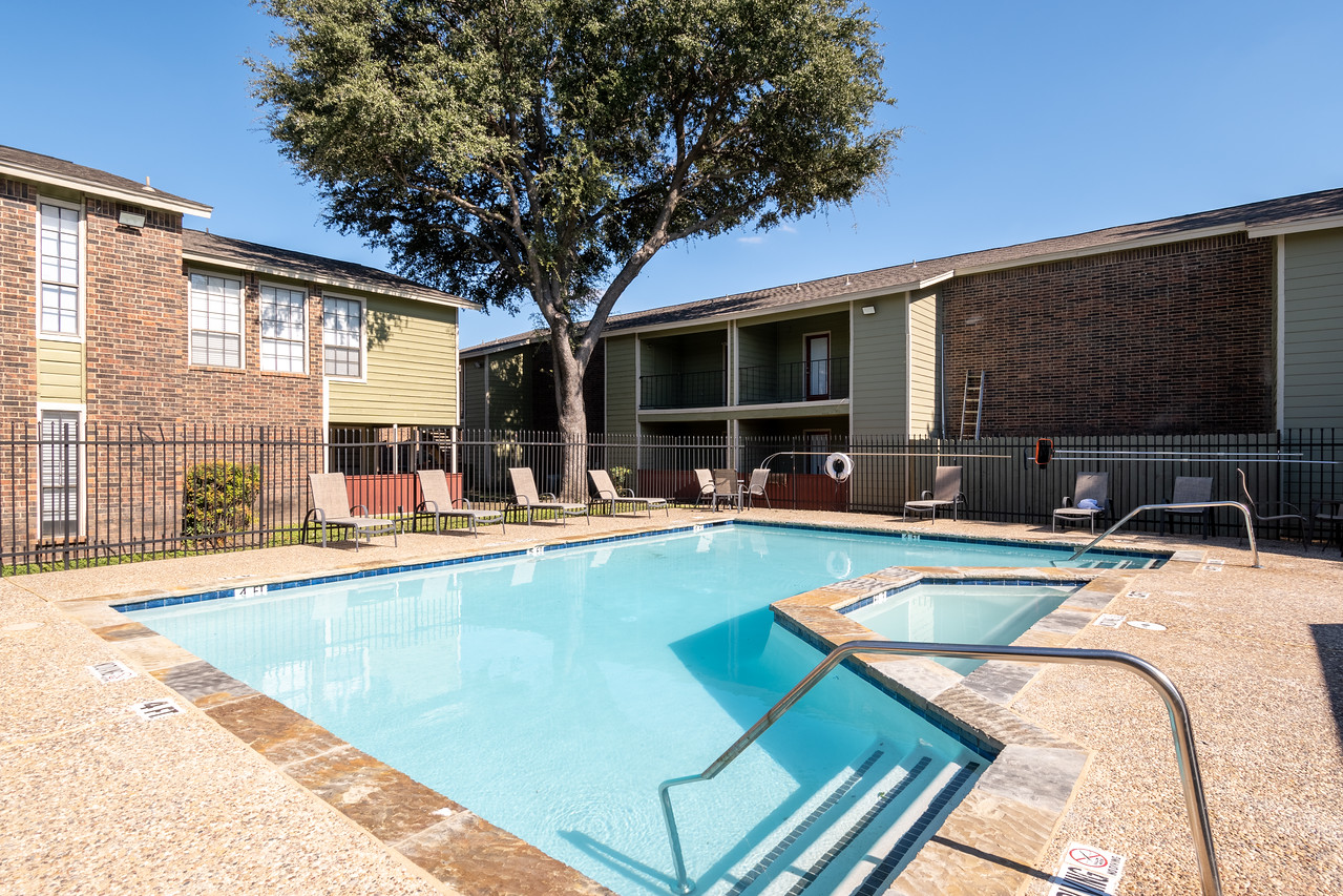 Dallas Apartment resort-style swimming pool  Dallas Apartment resort-style swimming pool