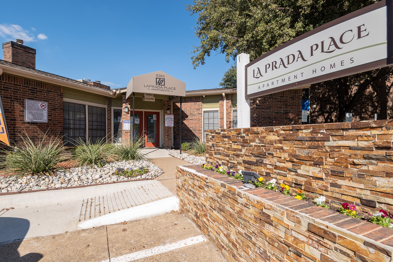 Outdoor lounge with comfy seating next to our resort-style swimming pool at our Dallas apartments Outdoor lounge with comfy seating next to our resort-style swimming pool at our Dallas apartments
